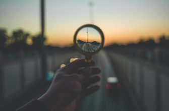 Рука с увеличительным стеклом. Какие есть цитаты про цель в жизни